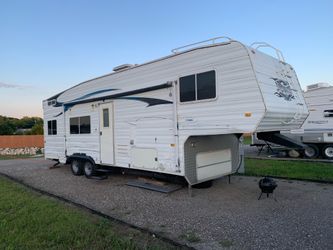 2008 33ft 5th wheel trailer toy hauler