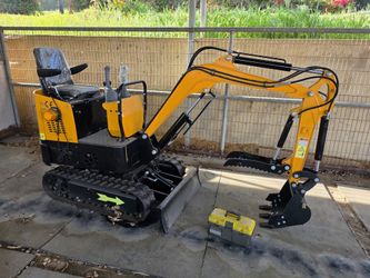 Briggs & Stratton Mini Excavator With Hydraulic Thumb