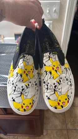 Men’s size 11 1/2 pokmon shoes