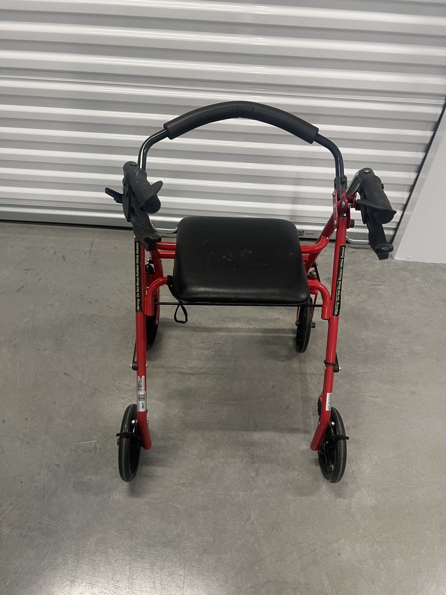 Drive Medical Aluminum Rollator Walker, a mobility aid with a seat for resting.. used in good condition Adjustable Height: Handle height can be adjus