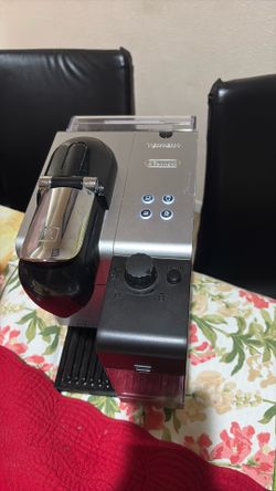 Nespresso De'Longhi Lattissima Plus in Silver