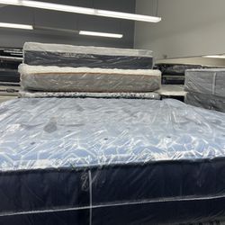 KING SIZE STEARNS & FOSTER ESTATE MATTRESS & BOX SPRINGS BED SET