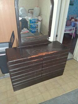 Free Dresser with mirror