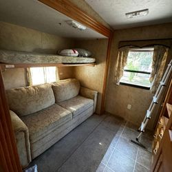 Se Renta Tráiler De Dos Cuartos 1500 Com Todo Luz Agua Internet Con Lundry Independiente 