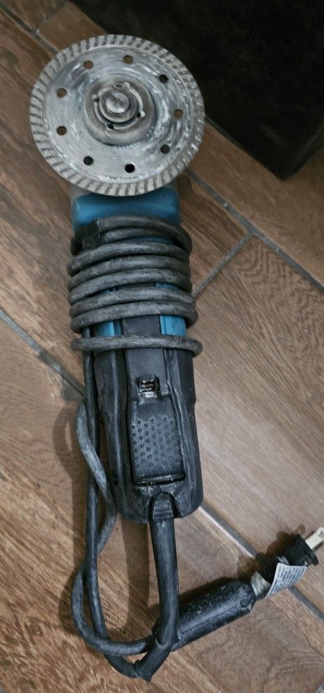 Grinder Makita 4.5 In