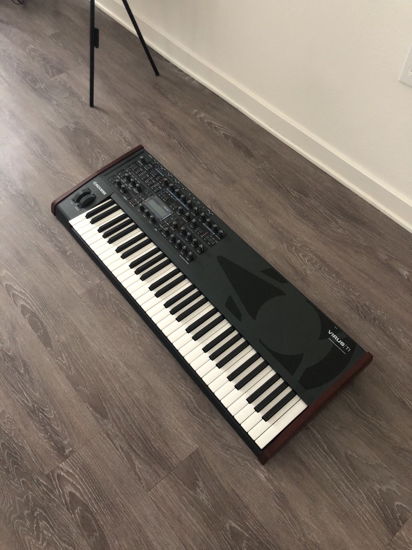 Virus TI 61 key synthesizer