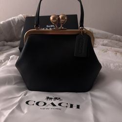 selling coach bags 