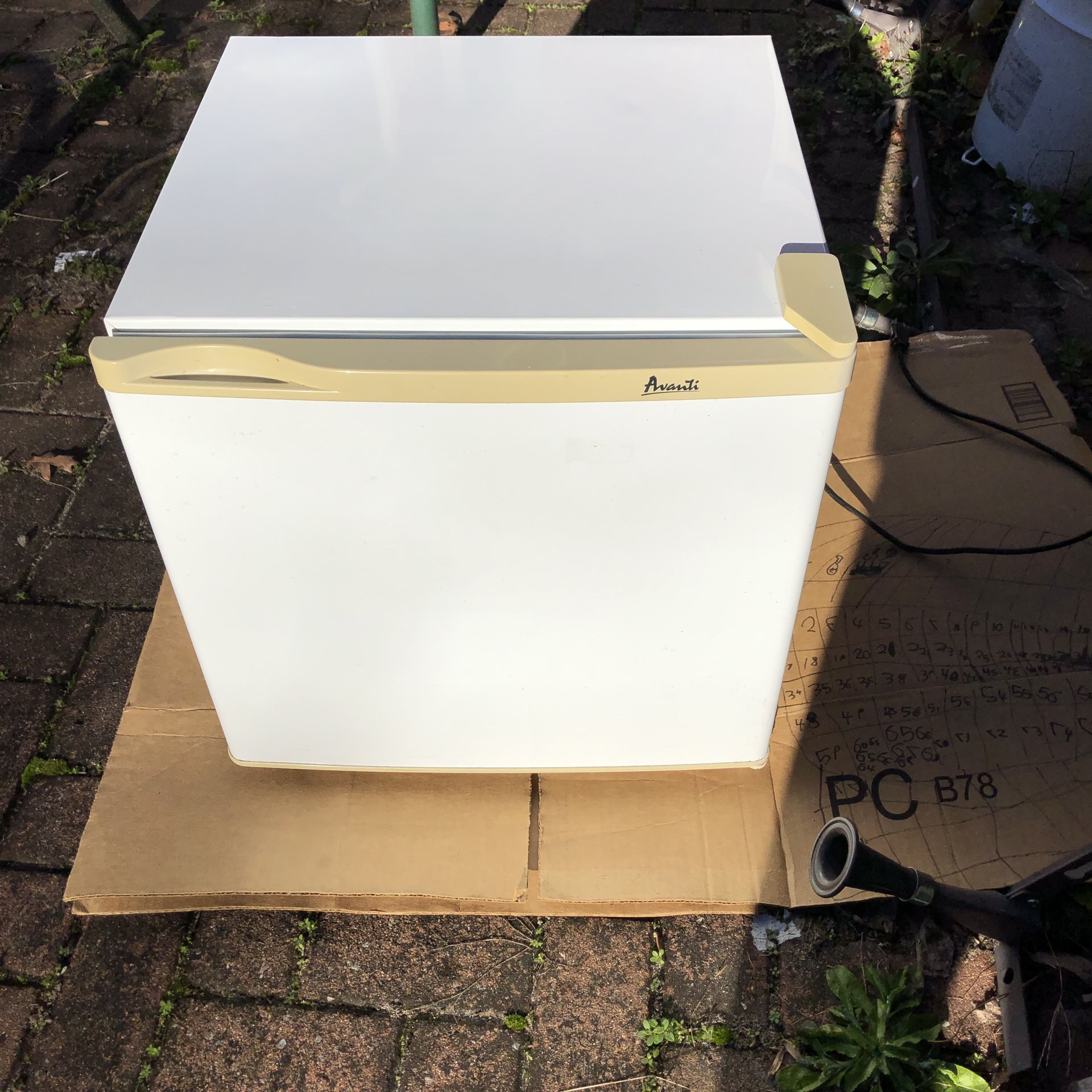 DORM SIZE Refrigerator AVANTI for Sale in Greer, SC OfferUp