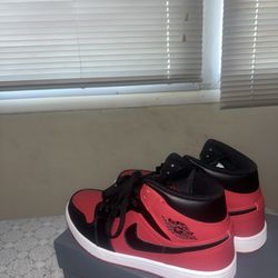 Jordan 1 Mid