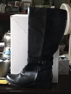 Black leather knee boots