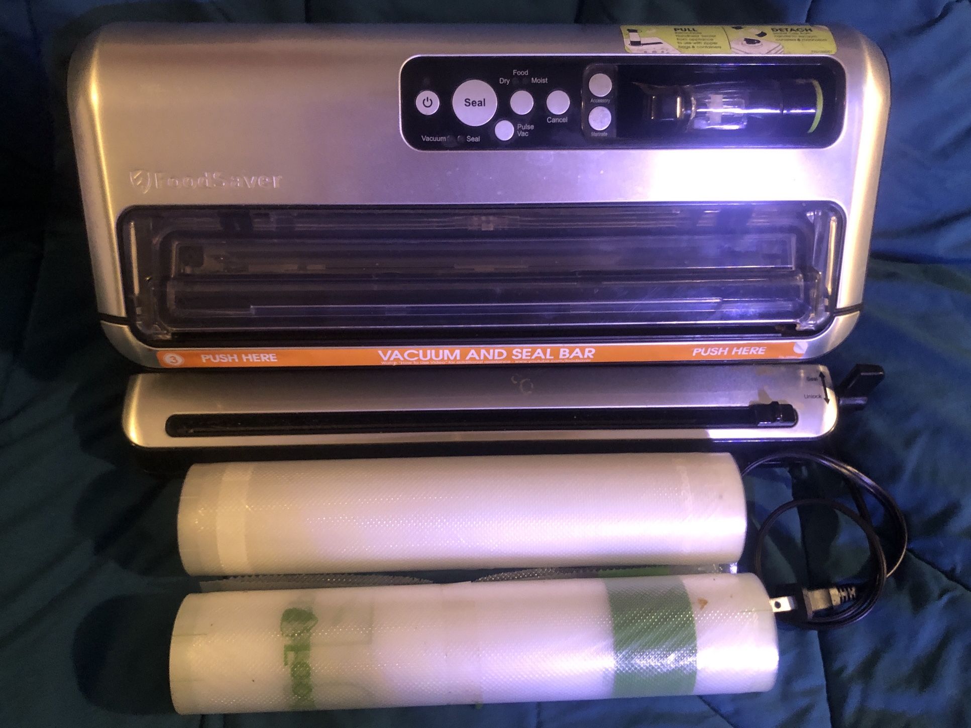 FoodSaver FM5460 Food Preservation System, 2-in-1 Automatic Vacuum Sealing Machine Excellent Condition WITH 2 ROLLS OF BAGS!! 69$!obo