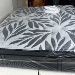 Queen mattress SEALY posturepedic 14 inches (mattress only)like new condition   Never slept on/// this mattress is from display store     Available fo