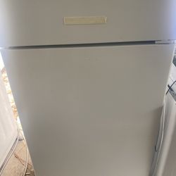White Hotpoint Refrigerator 220