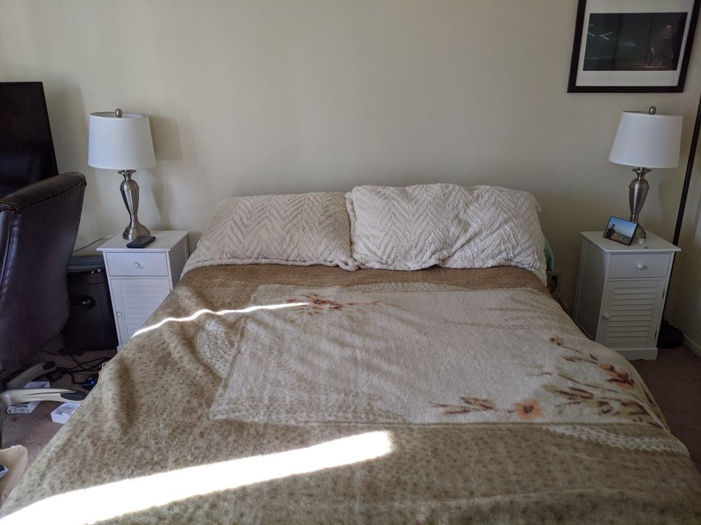 FREE BEDROOM SET: Queen Bed + Frame + Nightstands + Lamps + TV (New condition)