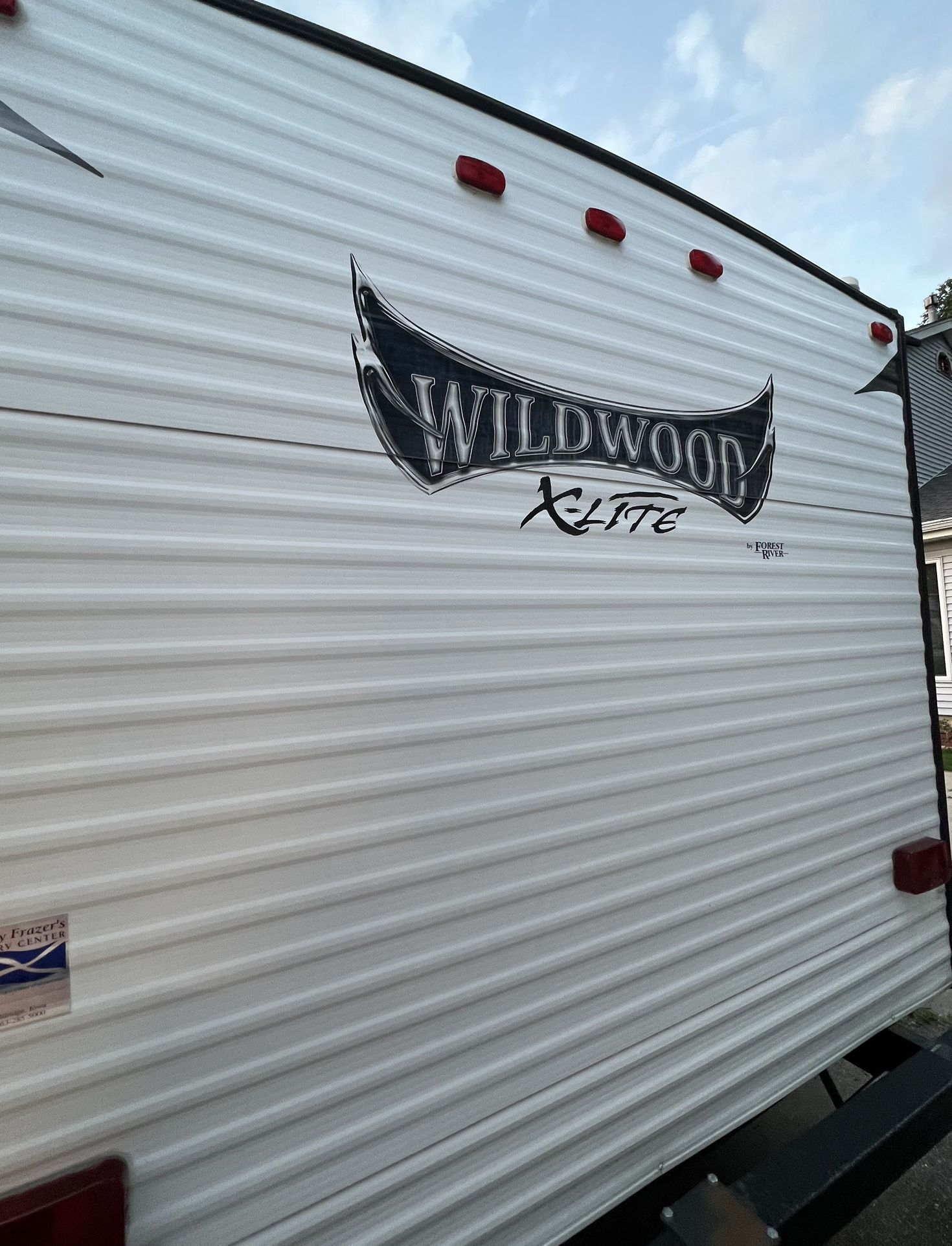 2014 Forest River RV Travel Trailer -Wildwood X-Lite 241QBXL -GREAT CONDITION.