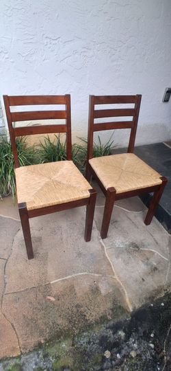Two beautiful π comfy wood dinner chairs