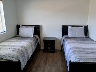 Bedroom set (2 twin beds mattress included, dresser, bedside table)