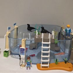 Playmobil 9060 Aquarium and Family Fun Penguin 9062 Incomplete
