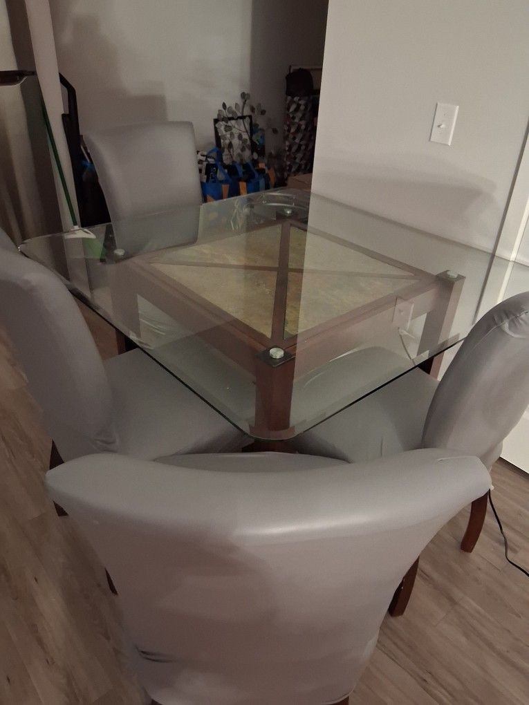 4 CHAIR DINING ROOM SET WITH BEVELED GLASS TABLE