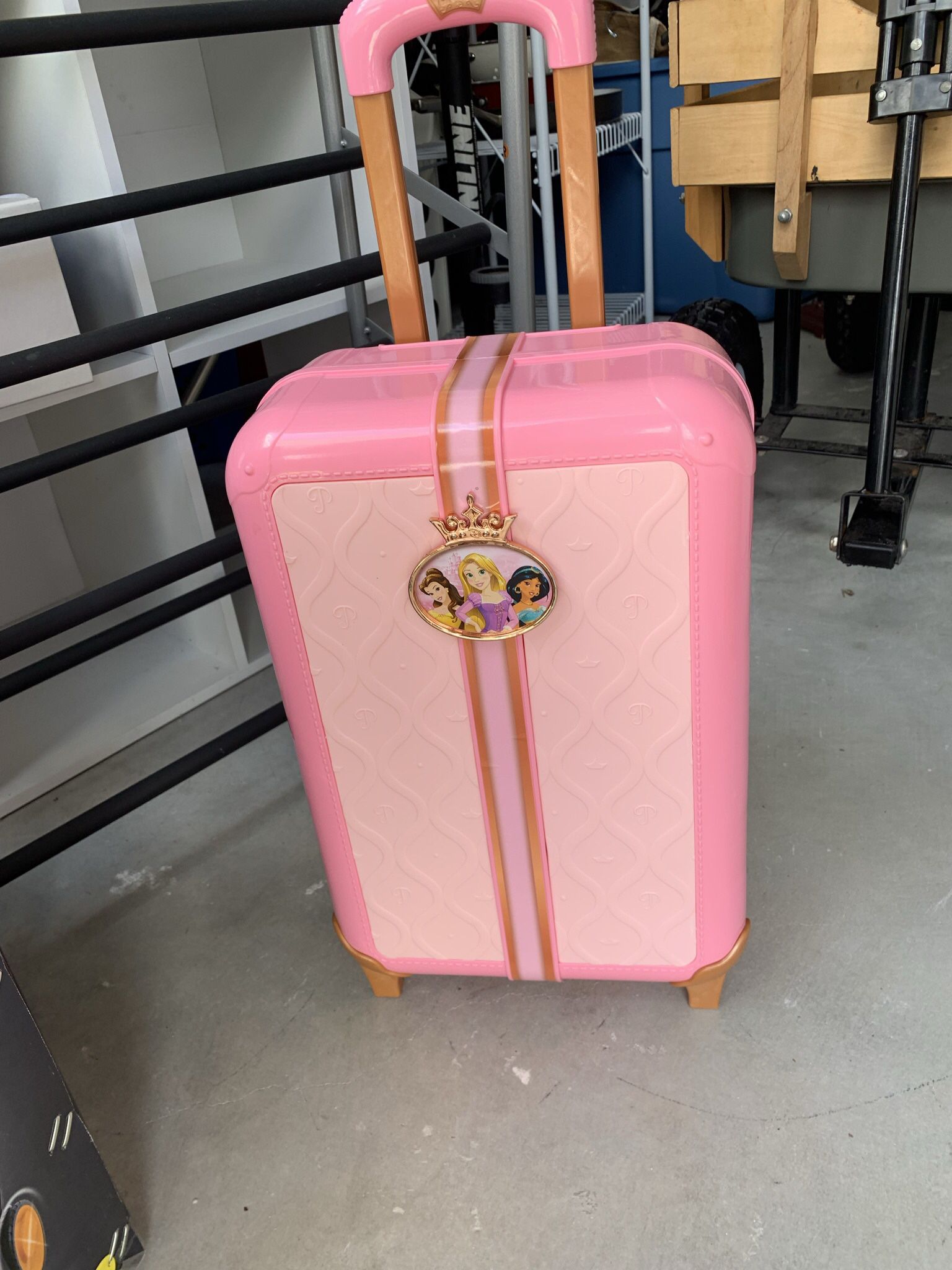Cinderella make-believe luggage. Toy Luggage.Great condition. Pick up in Jupiter.