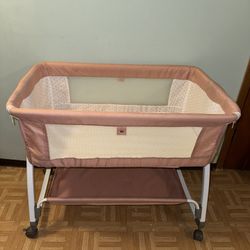 Baby Crib with Storage Basket and Wheels, Easy Fold Side Sleeper, Adjustable Height, Portable Newborn Bassinet (P
