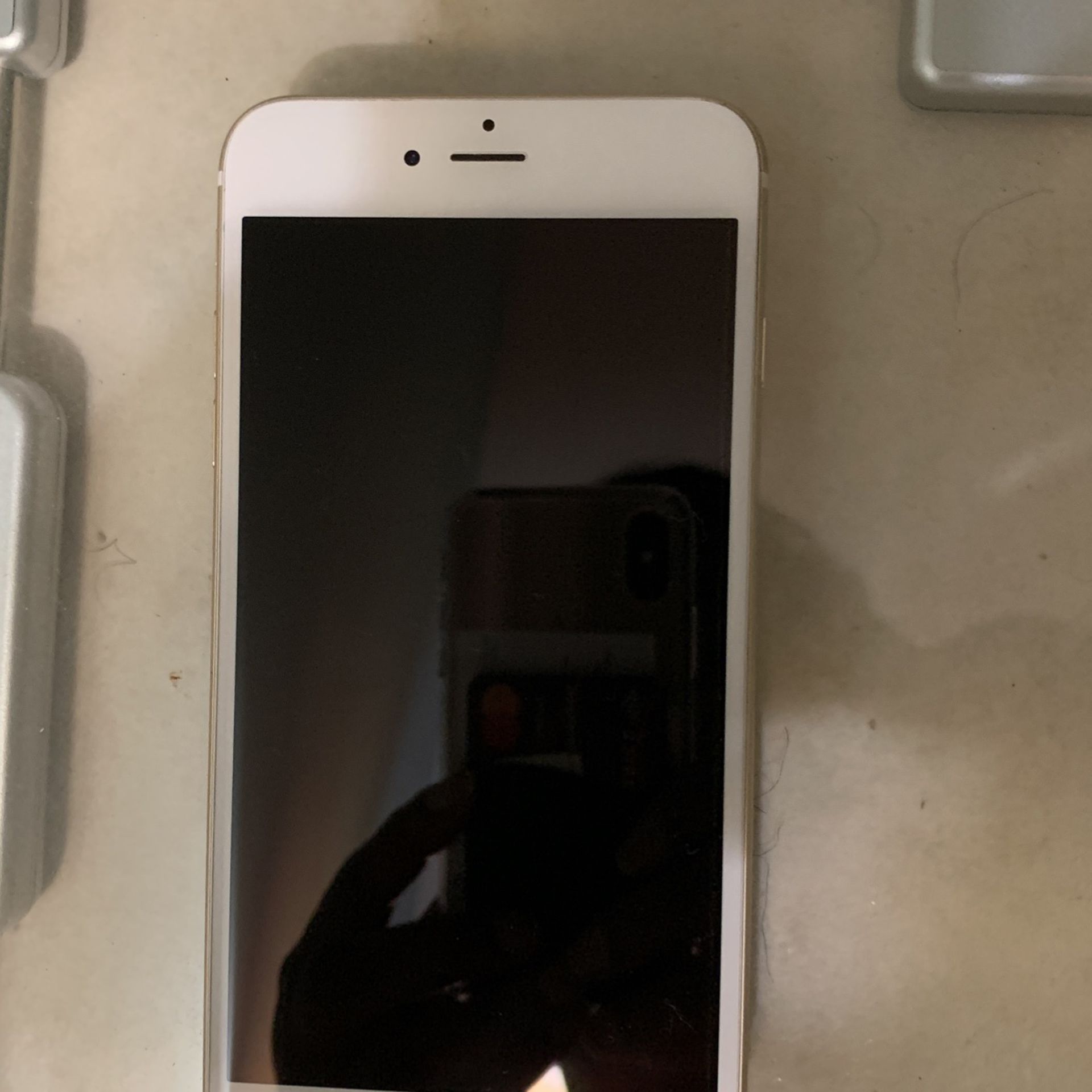 Unlocked iPhone 6 Plus, includes screen protector and case. Very Good Condition !