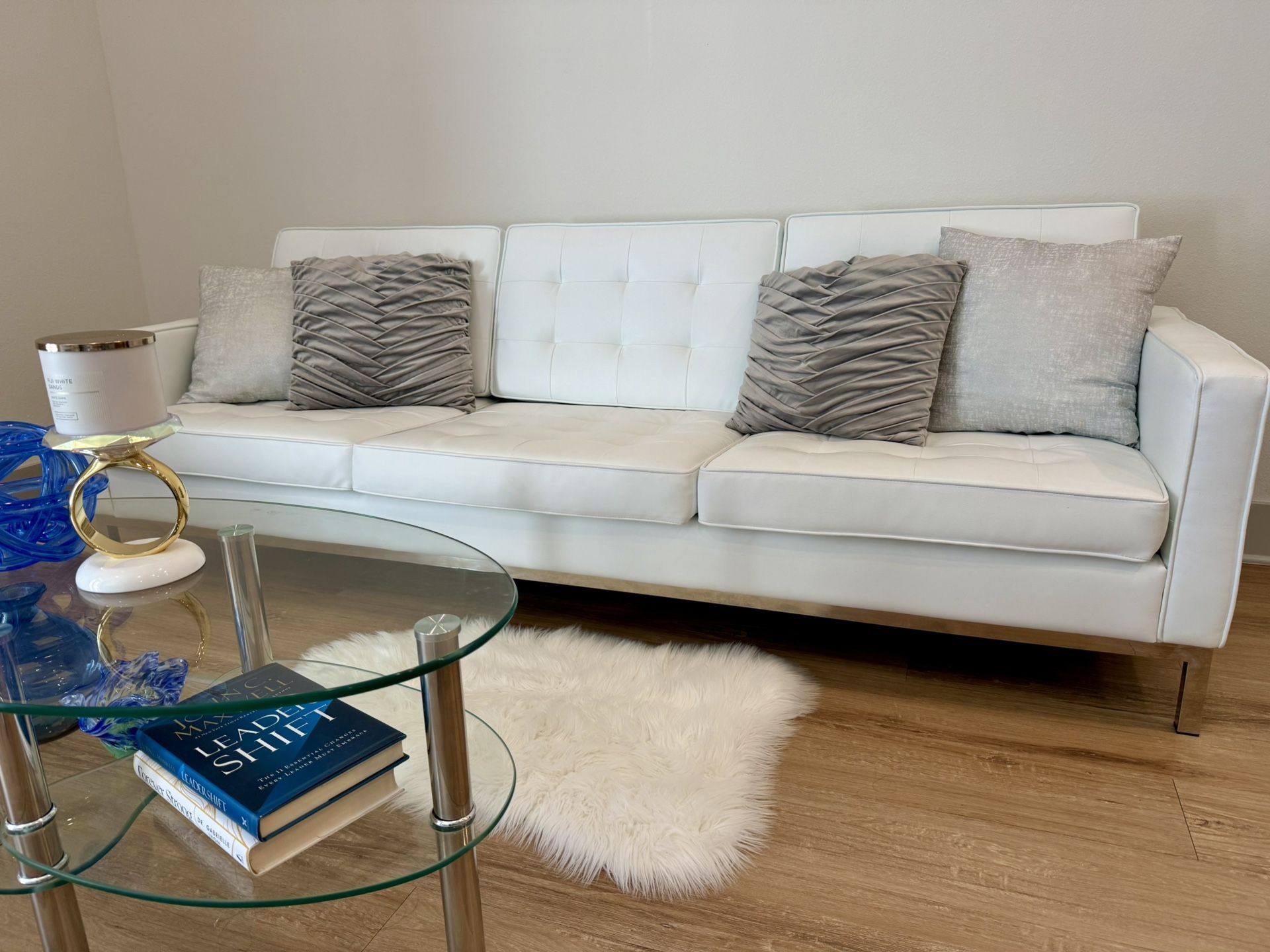 ✨ Beautiful Modern White Faux Leather Sofa – (Excellent Condition) ✨