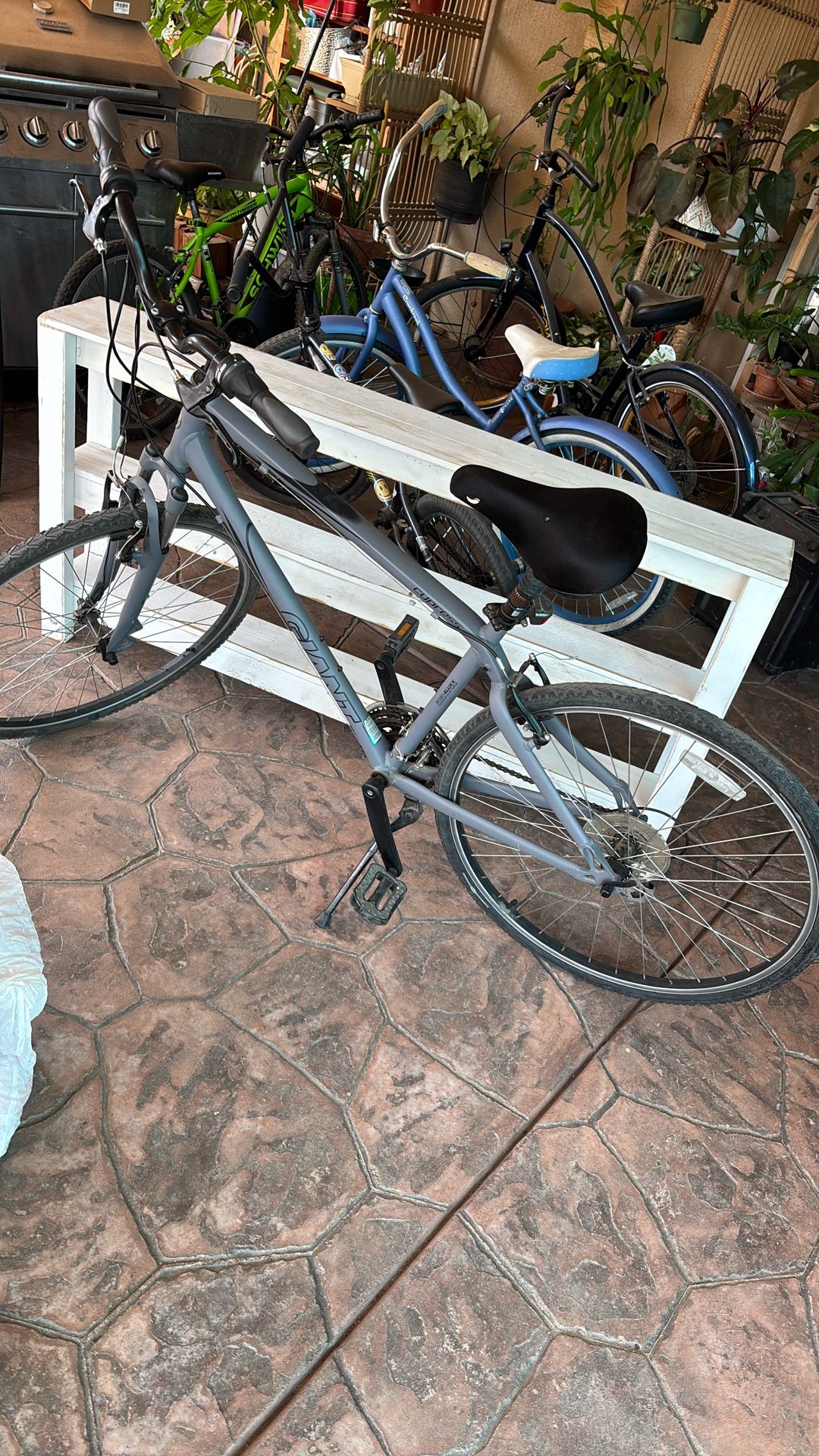 USED CYPRESS GIANT BIKE
