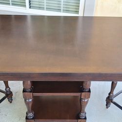 Dinning Table Set. Wt 2 Chairs Like New
