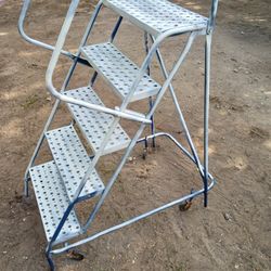 Rolling 4 Step Platform Ladder 