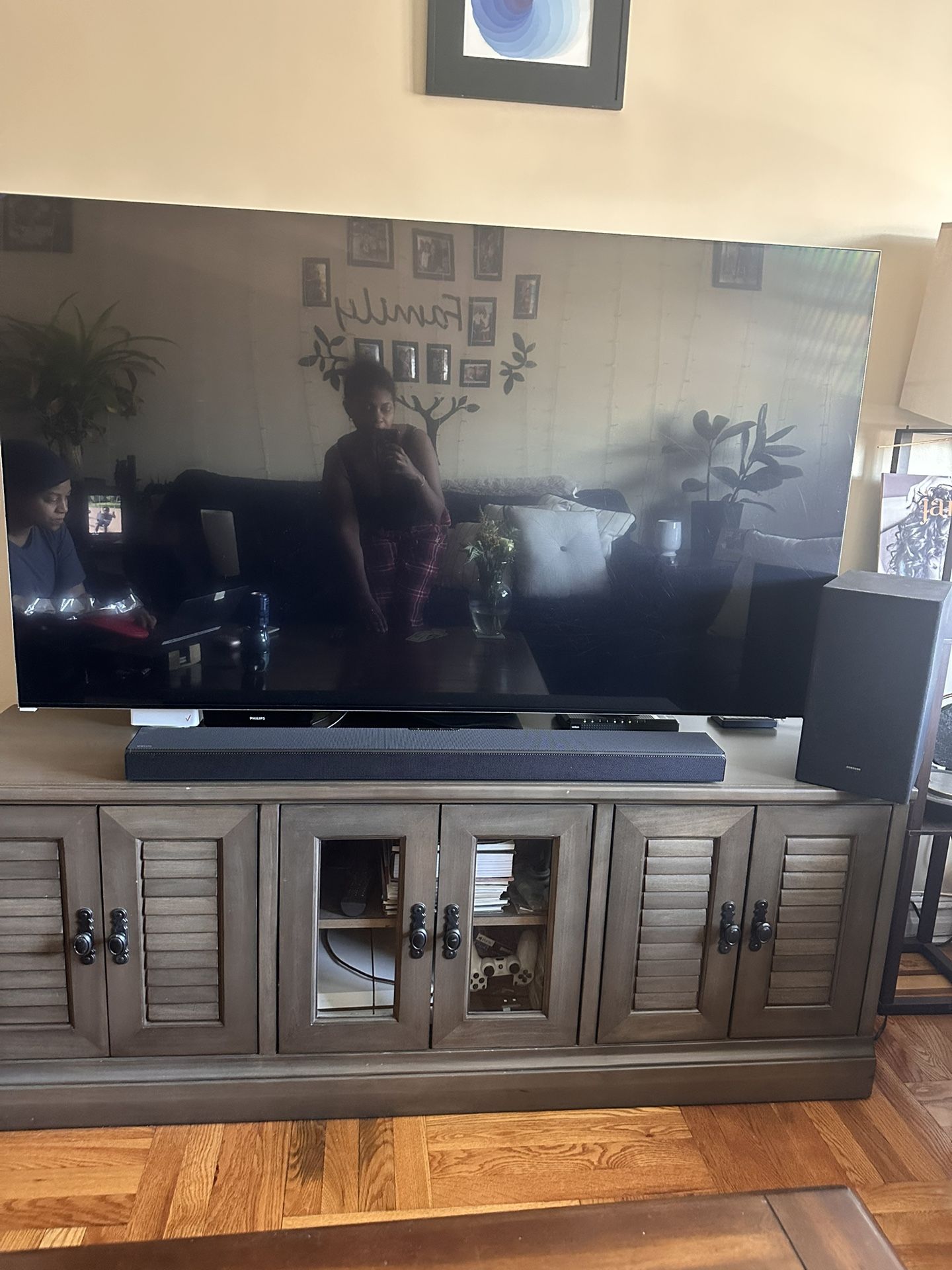 Samsung  65" 8K QLED Smart Tv, Sound Bar & Subwoofer 