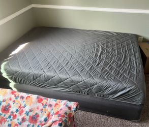 Queen size mattress and box spring: Memory Foam