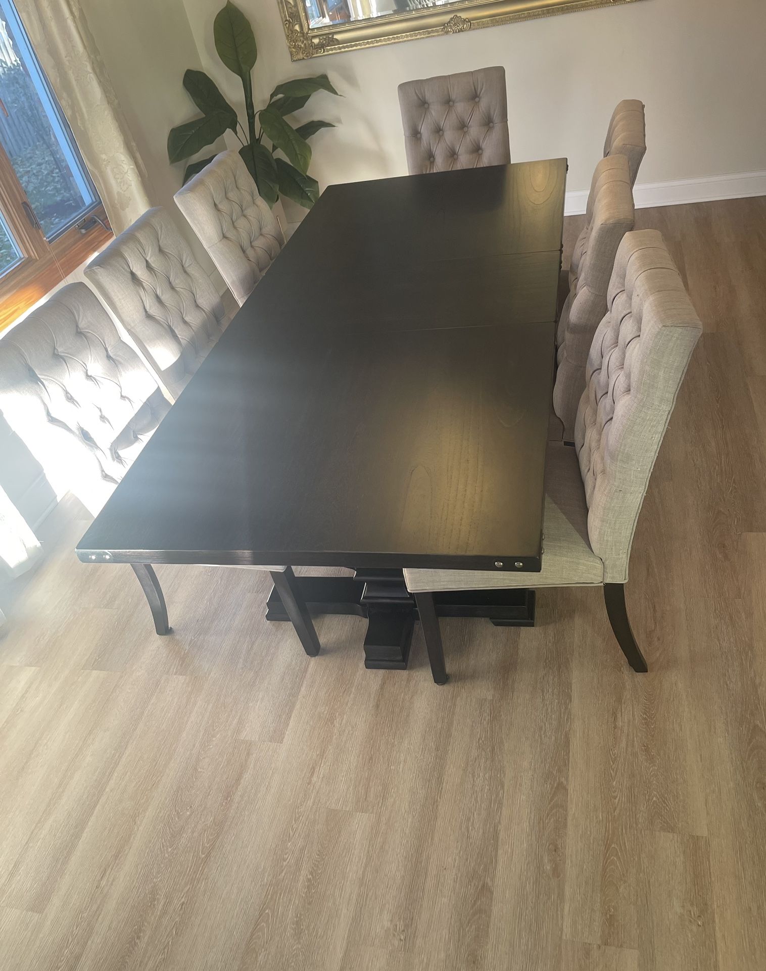 Elegant 7-Piece Dining Table Set – Solid Wood, Extendable, Like New 