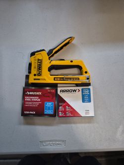 Dewalt stapel gun with 2 boxes of staples
