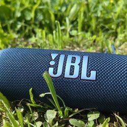 JBL Flip 6 Bluetooth speaker.