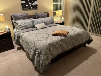 Gorgeous 6-piece Solid Wood Cal- King bedroom
