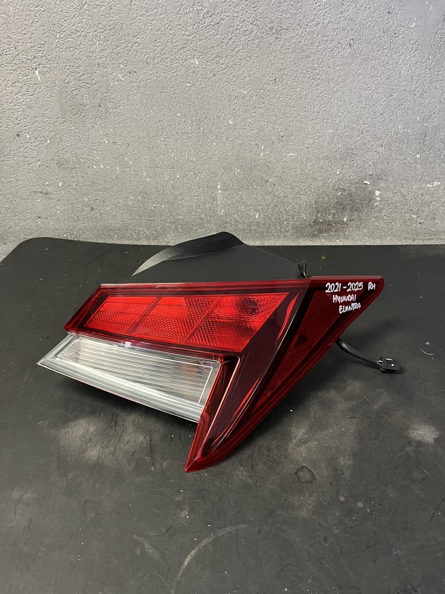 2021-2022-2023-2024-2025 HYUNDAI ELANTRA RIGHT TAIL LIGHT OEM USED