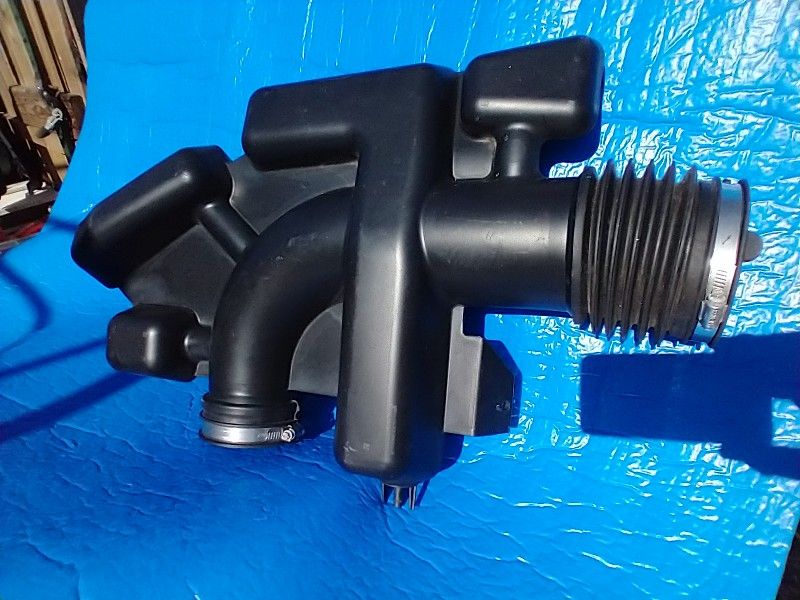 Brand New Ford Part. Engine Air Intake Part Part Number Is Provided In The Pictures