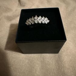 Woman’s yellow  gold ring