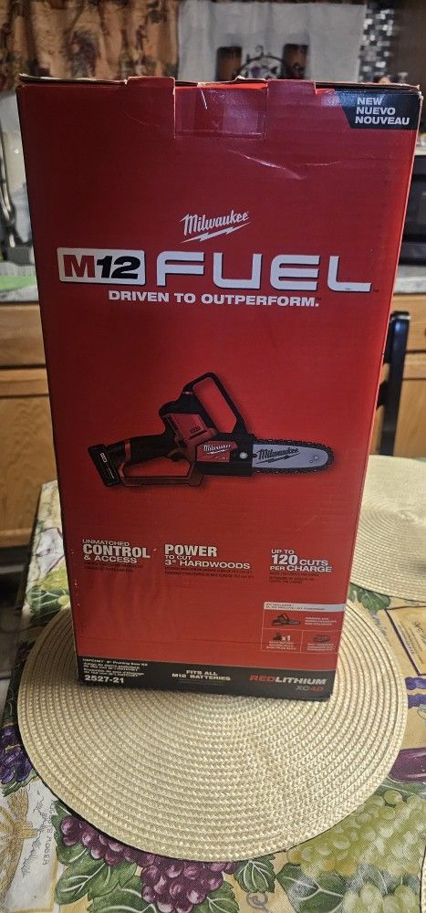 MILWAUKEE M12V FUEL BRUSHLESS HATCHET-6 " PRUNING SAW KIT BATTERY XC4.0 Y CHARGER BRAND NEW