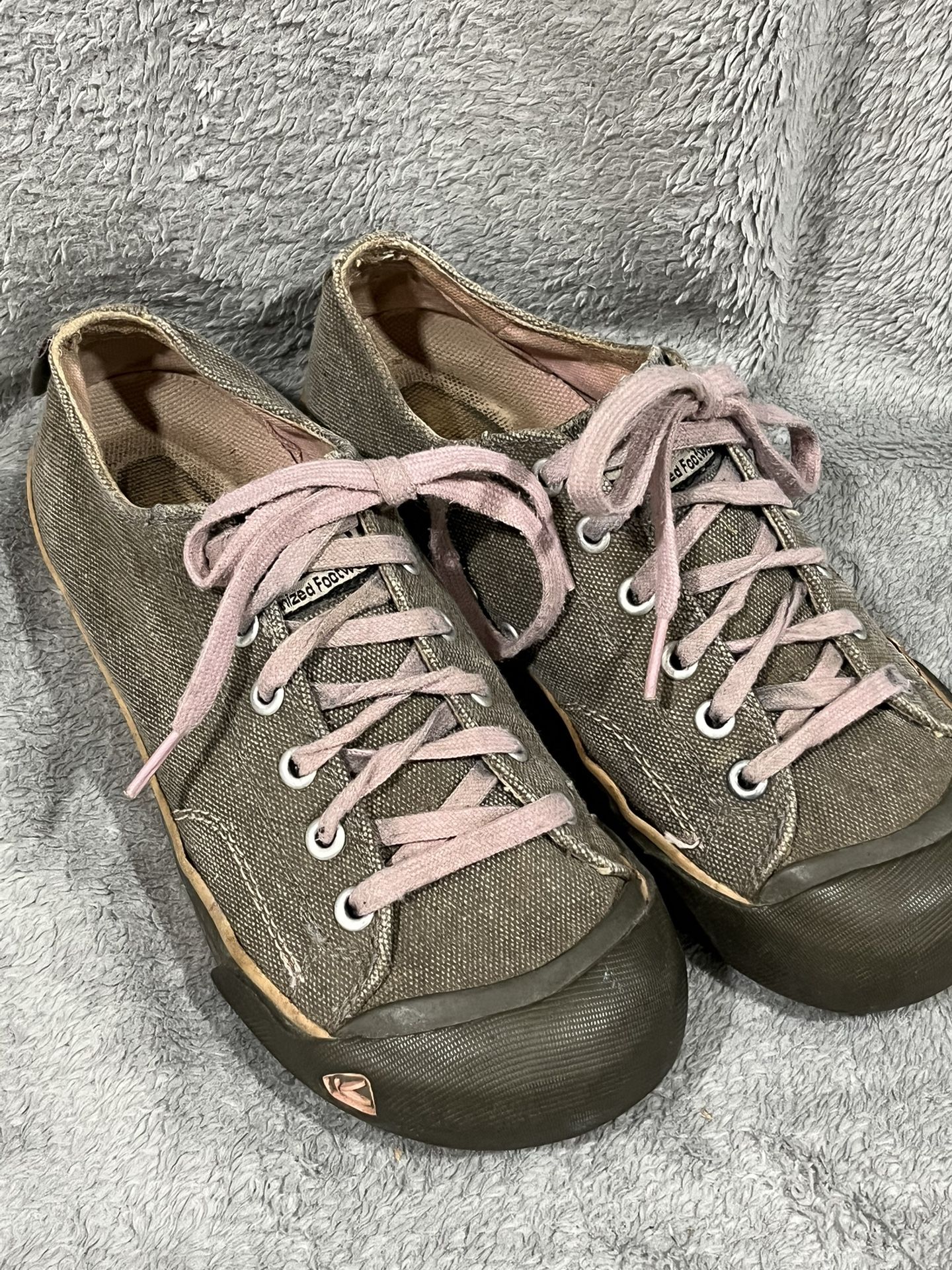 Women’s Size 8 Keen Canvas Sneakers!!
