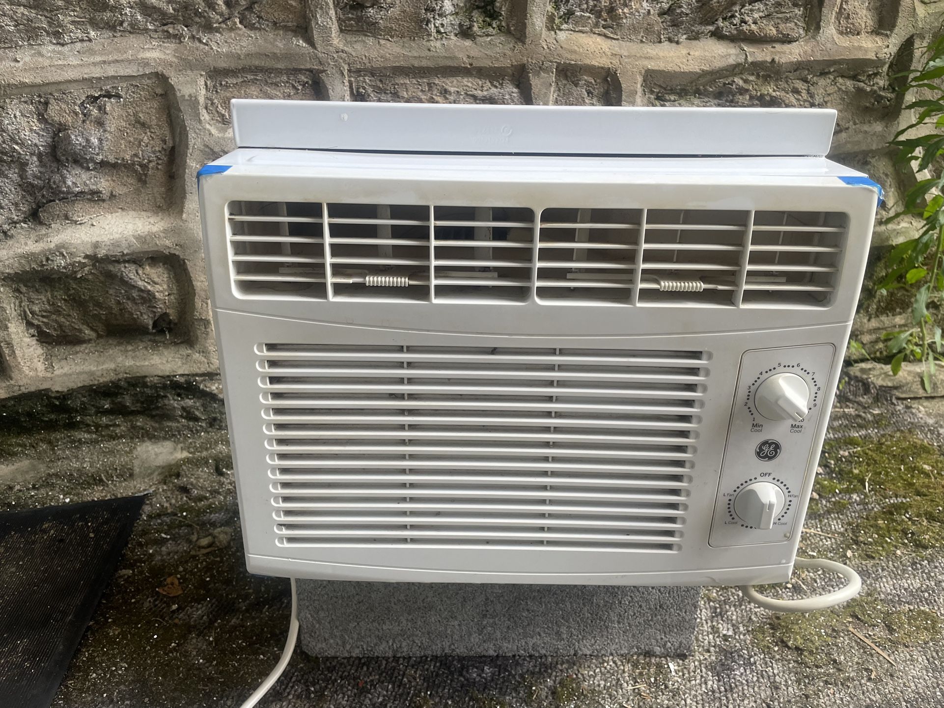 MISSING SIDE PANELS 5,050 BTU GE Window Air Conditioner