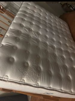 Free Bed frame Queen  solid wood platform bed with mattress