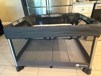 4Moms Breeze Go Playard w/bassinet insert