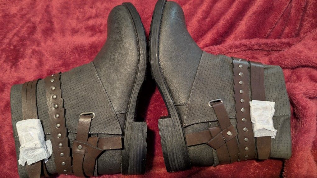 Brand New GLOBAL WIN, NEVER WORN WOMENS BOOTS SIZE 8.5