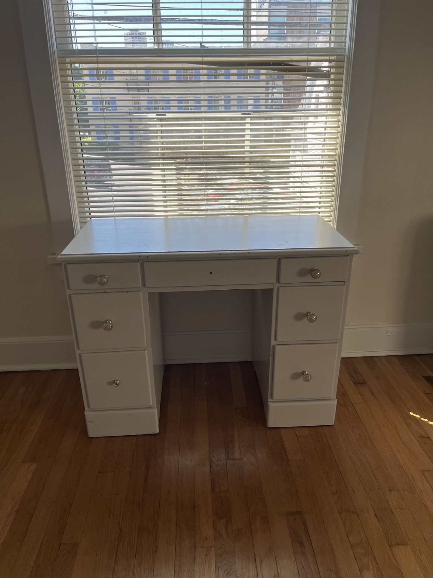 White Desk for Sale in Seattle, WA OfferUp