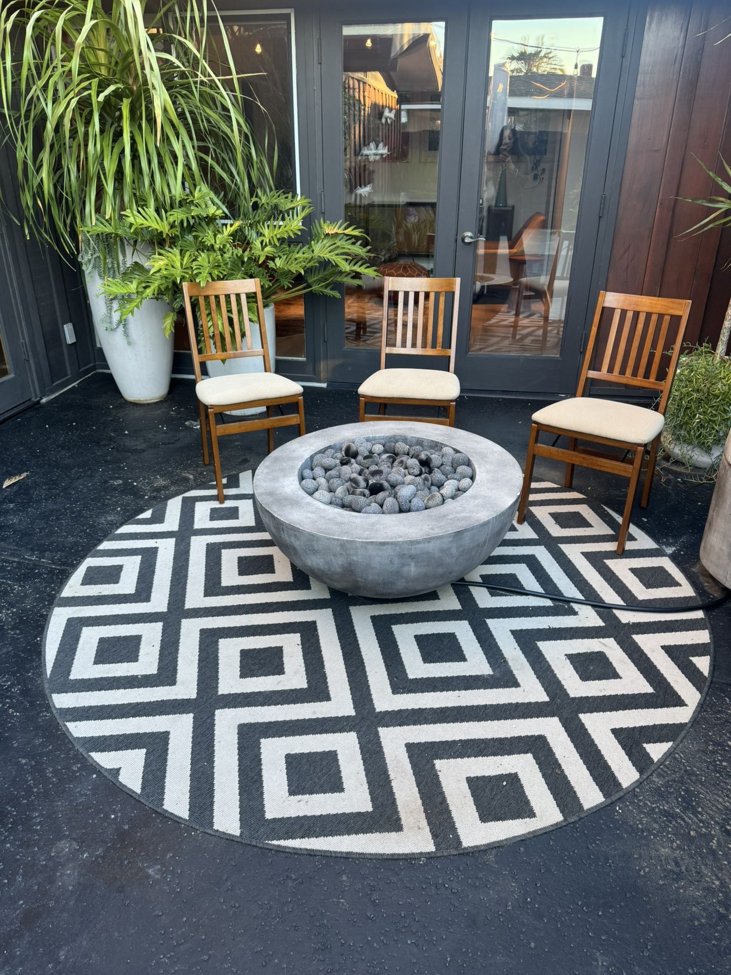 Round geometric outdoor rug