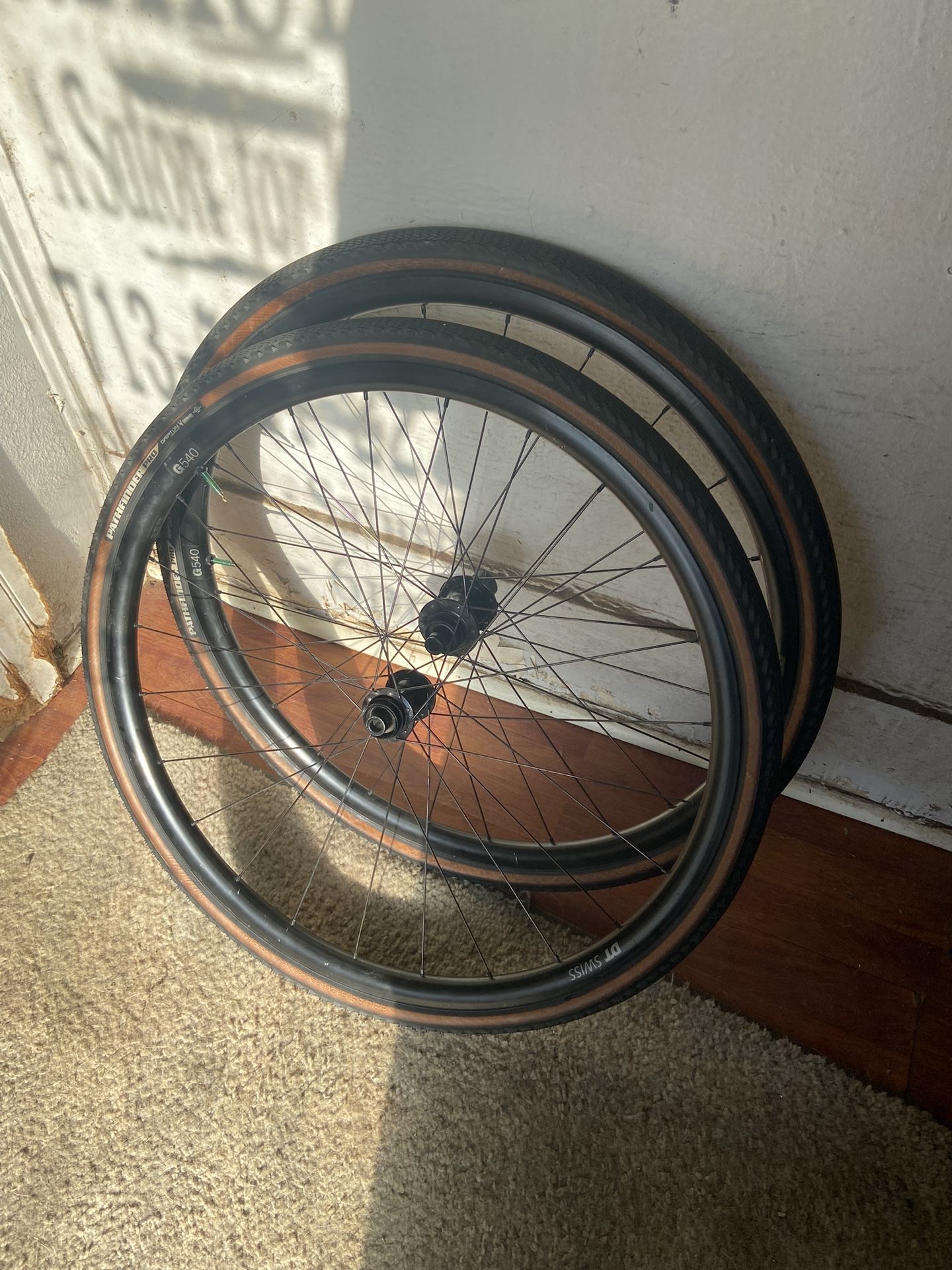 700x38c Rims Whit  Specialized  Tubeless Tires  Model:DT SWISS   G540