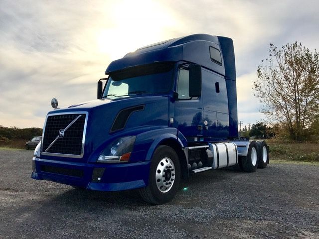 Volvo VNL670 Semi Truck