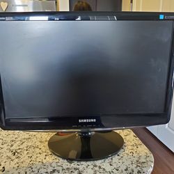 SAMSUNG 20" PC Monitor - Energy Saver w/ HP Keyboard